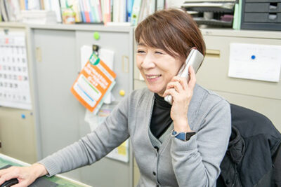 電話を受ける女性スタッフ