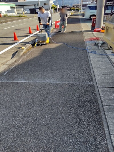 藤枝市歩道切り下げ施工中カッター