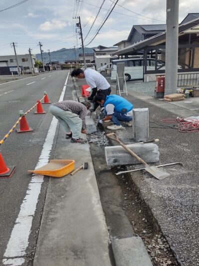 藤枝市歩道切り下げ施工中縁石撤去3