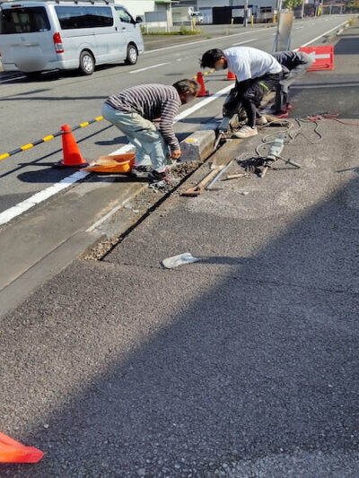 藤枝市歩道切り下げ施工中縁石撤去1