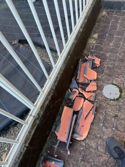 台風強風被害_落下した瓦2